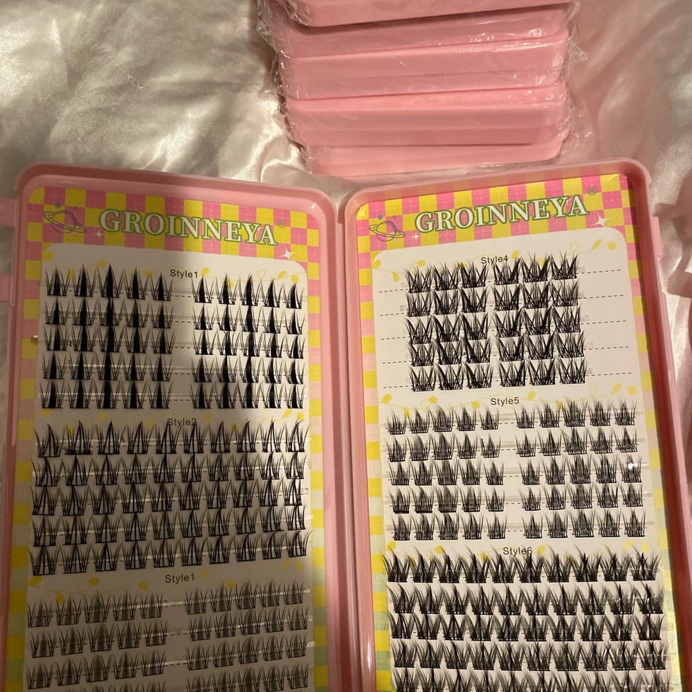 GROINNEYA Cluster Lash Trays in Pink Packaging